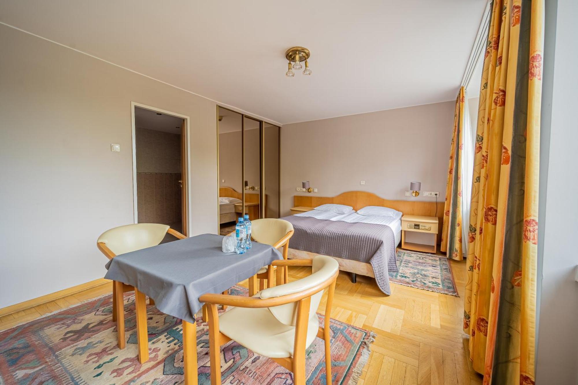 Hotel Mazowiecki Lodz Esterno foto