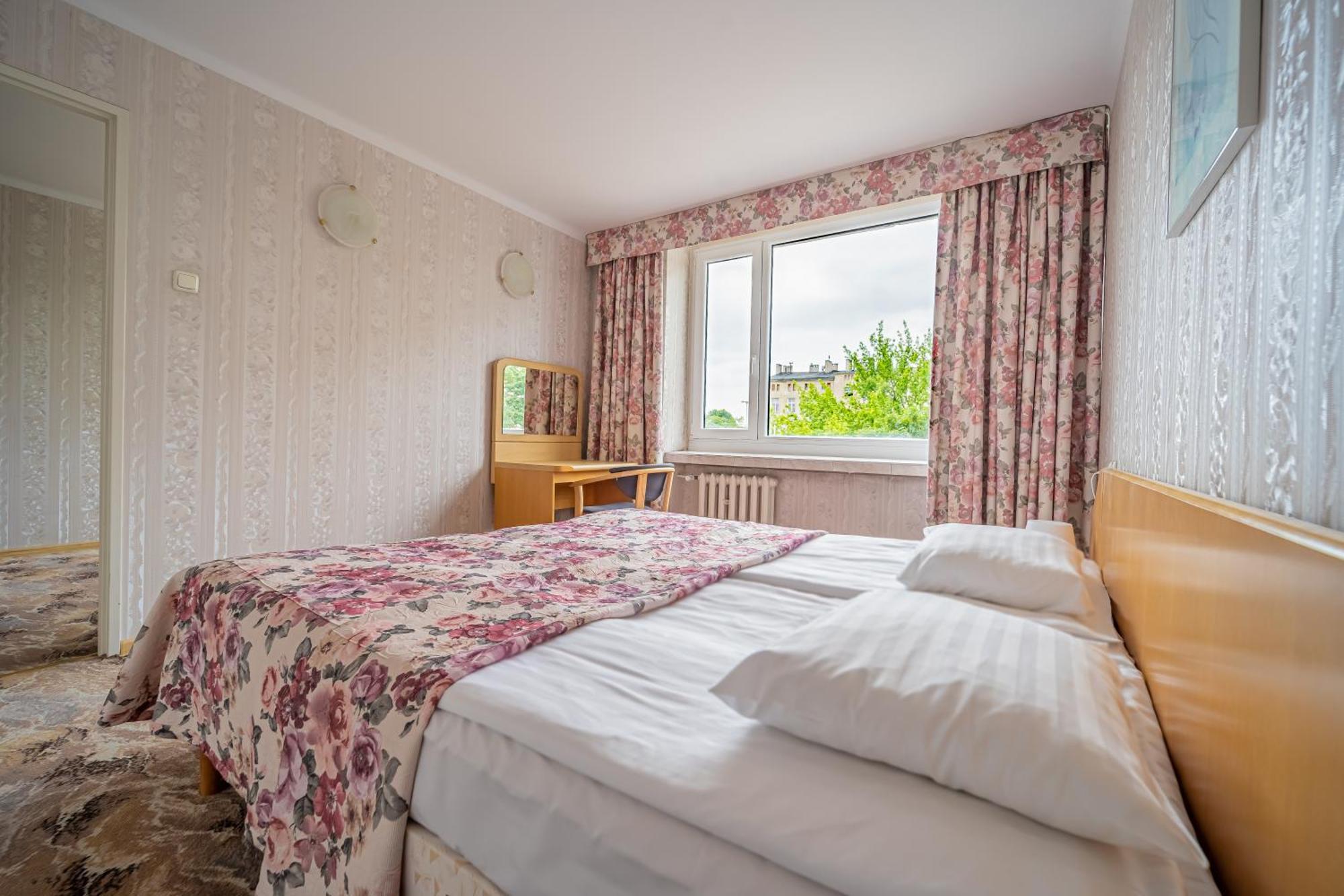 Hotel Mazowiecki Lodz Esterno foto